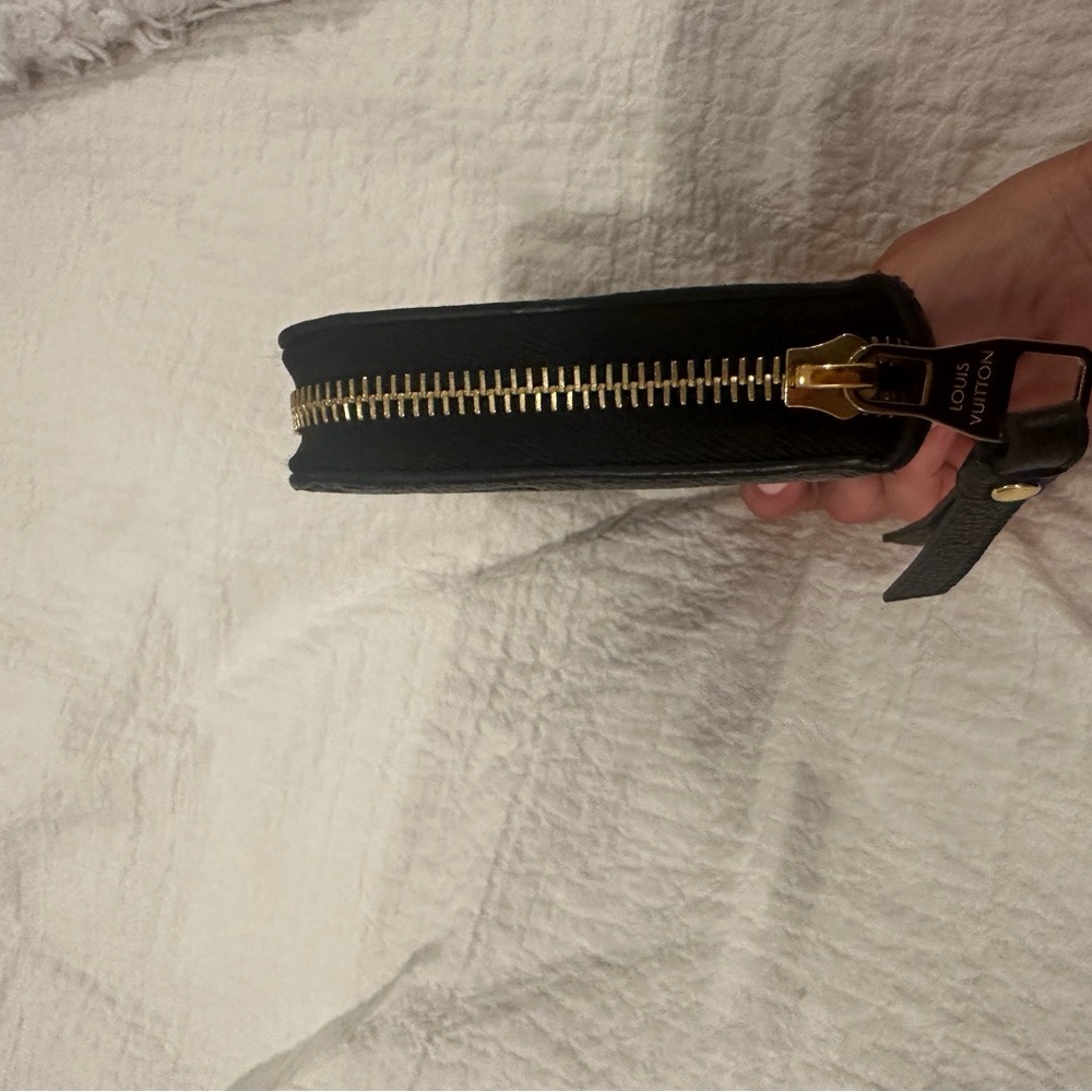 Authentic Louis Vuitton Black Zippy Wallet. 
Monogram Empreinte Leather. - Picture 7 of 16
